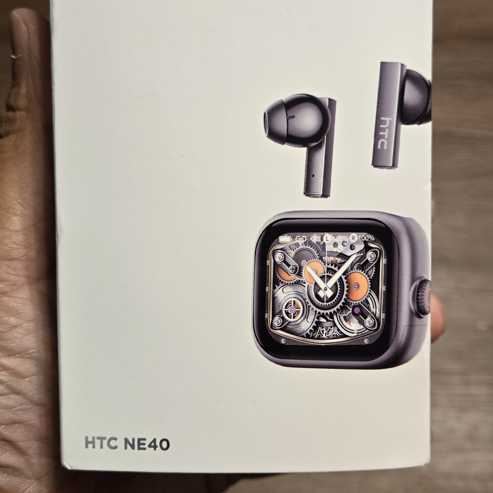 HTC NE40 Silver Smartwatch and Earbuds